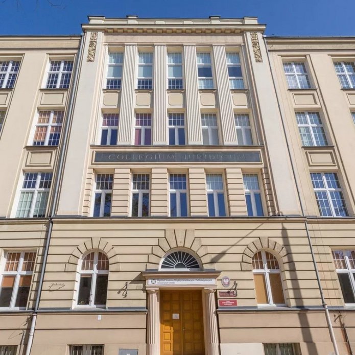 budynek wydziału na tle niebieskiego nieba