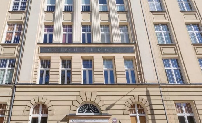 budynek wydziału na tle niebieskiego nieba