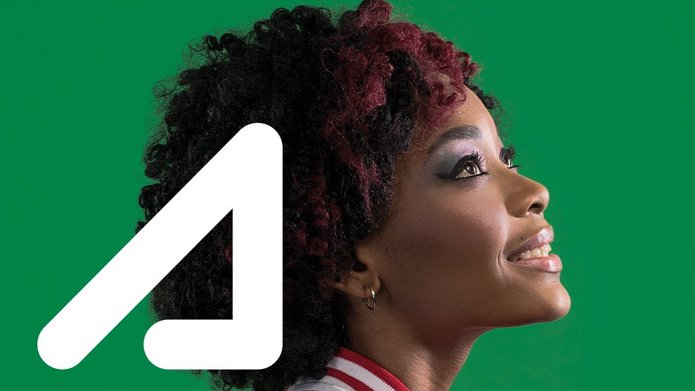 [Translate to English:] Zaangazowanie. Kobieta na zielonym tle