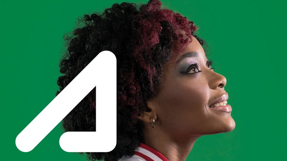 [Translate to English:] Zaangazowanie. Kobieta na zielonym tle