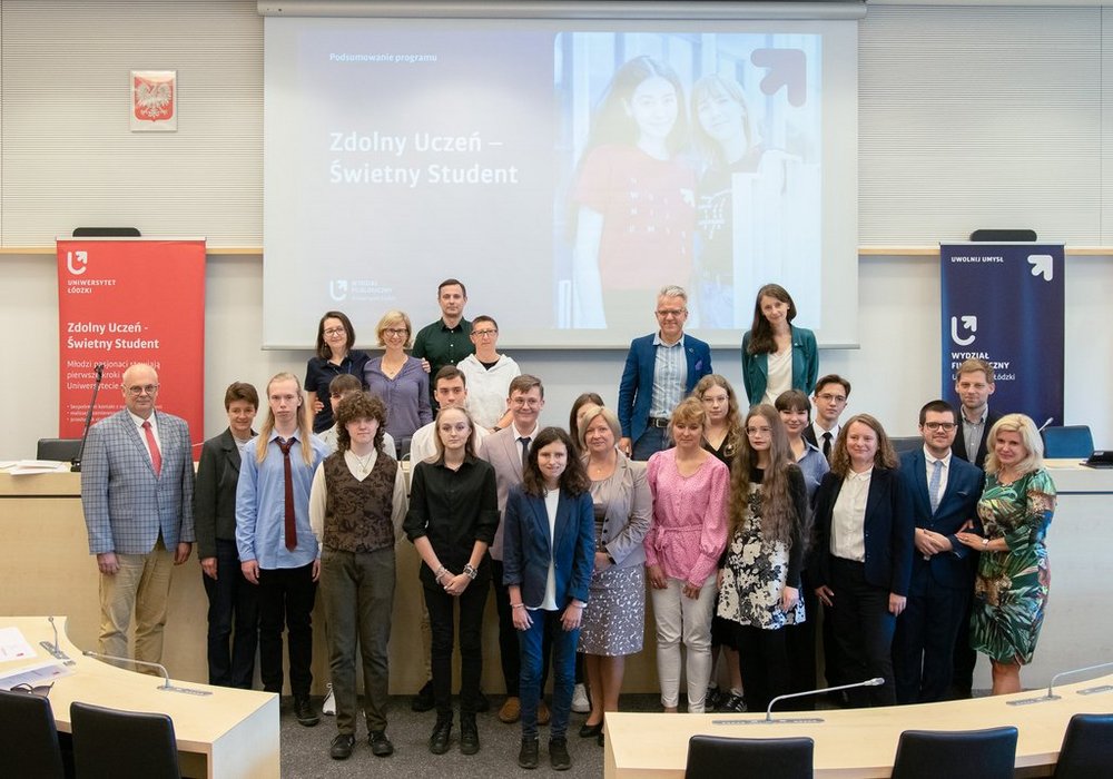grupa osób w auli Wydziału BiOŚ UŁ