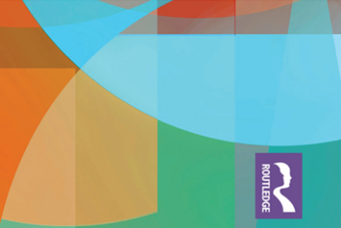 Okładka książki zatytułowanej ‘Anthropomorphism and Animism in Advertising: Persuasive Tactics and the Influence on Consumer Behavior’ autorstwa Małgorzaty Karpińskiej-Krakowiak. Publikacja należy do serii ‘Routledge Studies in Marketing’. Tło okładki tworzą abstrakcyjne, kolorowe kształty geometryczne w odcieniach niebieskiego, fioletowego, czerwonego, pomarańczowego i zielonego. Tytuł książki jest wyeksponowany pogrubioną czcionką, a nazwisko autorki wyróżnione kolorowym tekstem. Obraz sugeruje tematykę związaną z wpływem antropomorfizmu i animizmu w reklamie na zachowania konsumenckie.