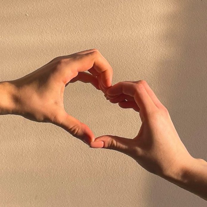 serce ułożone z dwóch dłoni