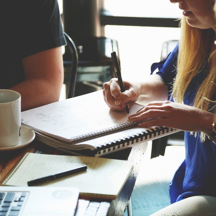 grupa osób robiących notatki