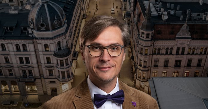 Portret prof. Mariusza Sokołowicza na tle zabytkowych budynków