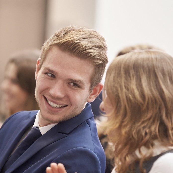 młodzi ludzie podczas konferencji biją brawo