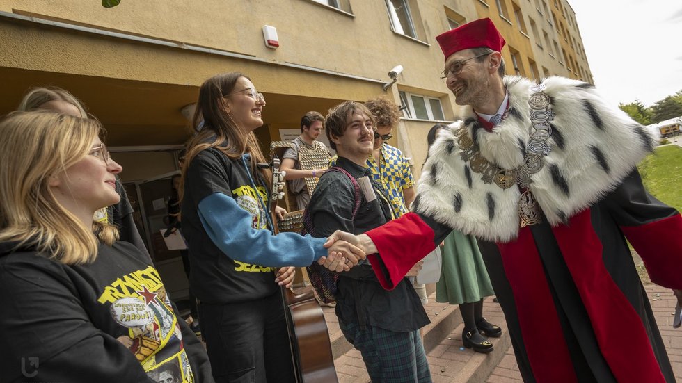 Rector and students of the University of Lodz during the Juwenalia student festival