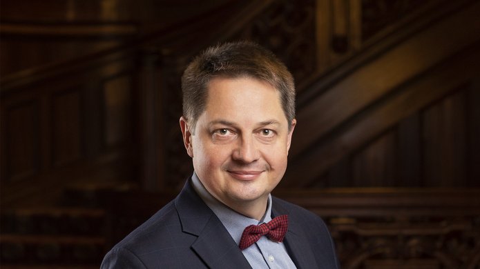 elegancko ubrany mężczyzna z muchą