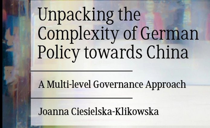 Okładka książki „Unpacking the Complexity of German Policy towards China: A Multi-level Governance Approach” autorstwa Joanny Ciesielskiej-Klikowskiej, wydanej przez Palgrave Macmillan. Tło przedstawia abstrakcyjną, kolorową kompozycję z refleksami i rozmytymi sylwetkami, symbolizującą złożoność polityki międzynarodowej i wielopoziomowego zarządzania.