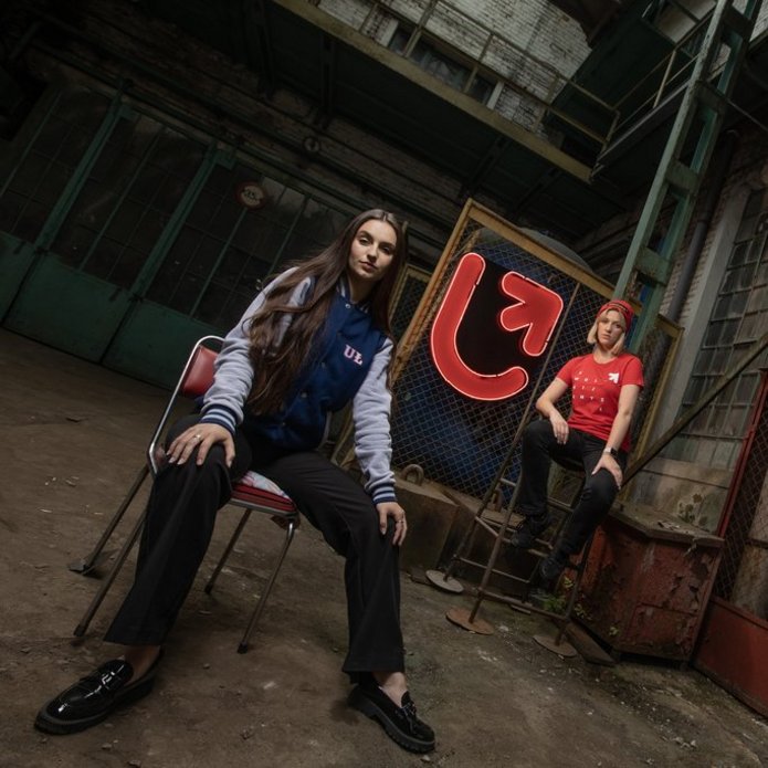 dwie dziewczyny w przestrzeni fabryki 