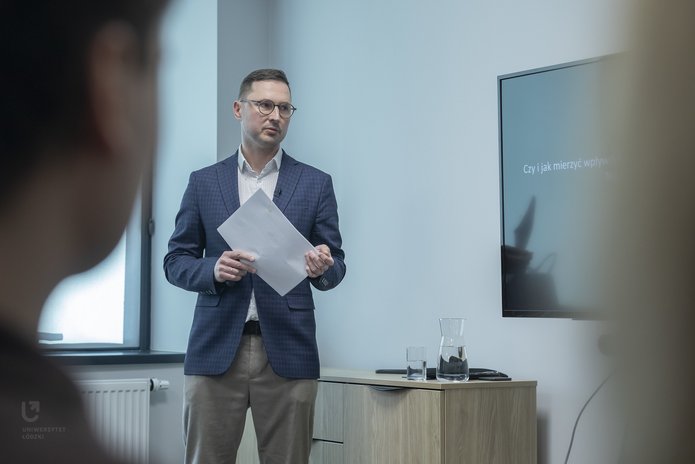 Adam Sitarek podczas wystąpienia