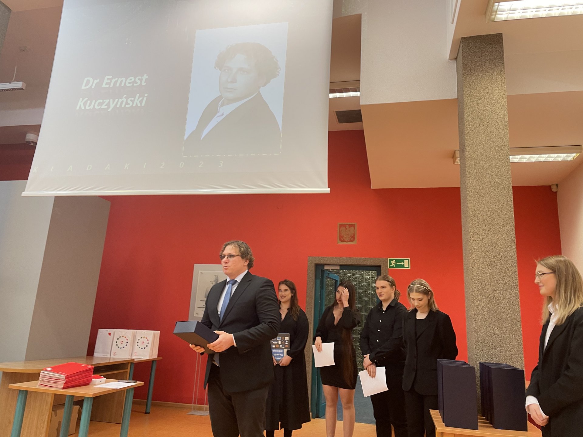 dr Ernest Kuczyński receives the award