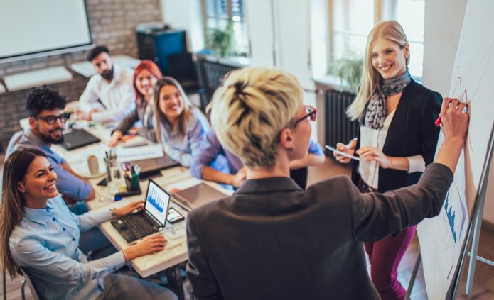 Business colleagues in conference meeting room during presentati Ludzie biorący udział w szkoleniu