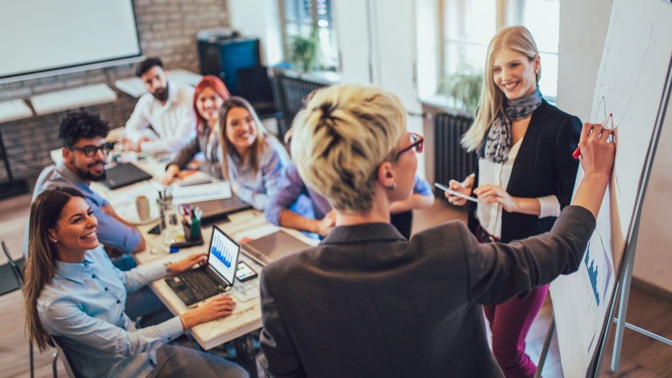 Business colleagues in conference meeting room during presentati Ludzie biorący udział w szkoleniu