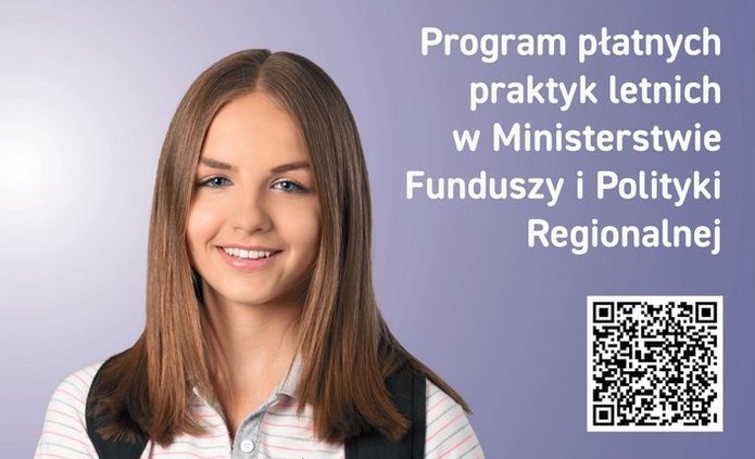 Młoda osoba w białej koszulce polo z logo MFiPR trzyma niebieski segregator i uśmiecha się do kamery. W tle gradient fioletowo‑niebieski z geometrycznymi elementami. Po prawej stronie widoczny jest kod QR. U dołu znajdują się logotypy: Pomoc Techniczna Funduszy Europejskich, Rzeczpospolita Polska oraz Unia Europejska.