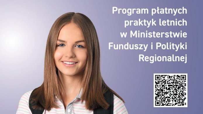 Młoda osoba w białej koszulce polo z logo MFiPR trzyma niebieski segregator i uśmiecha się do kamery. W tle gradient fioletowo‑niebieski z geometrycznymi elementami. Po prawej stronie widoczny jest kod QR. U dołu znajdują się logotypy: Pomoc Techniczna Funduszy Europejskich, Rzeczpospolita Polska oraz Unia Europejska.