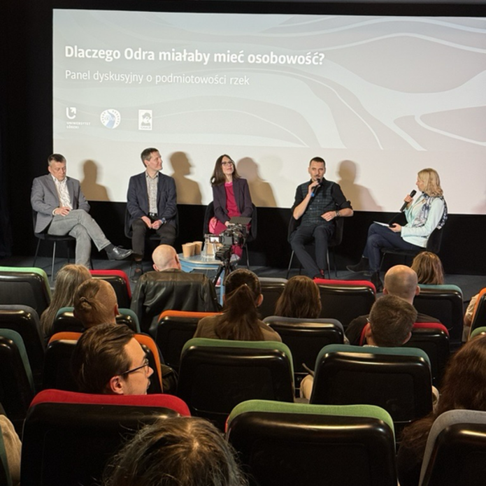 5 osób na scenie - panelistów - dyskutuje w trakcie debaty 