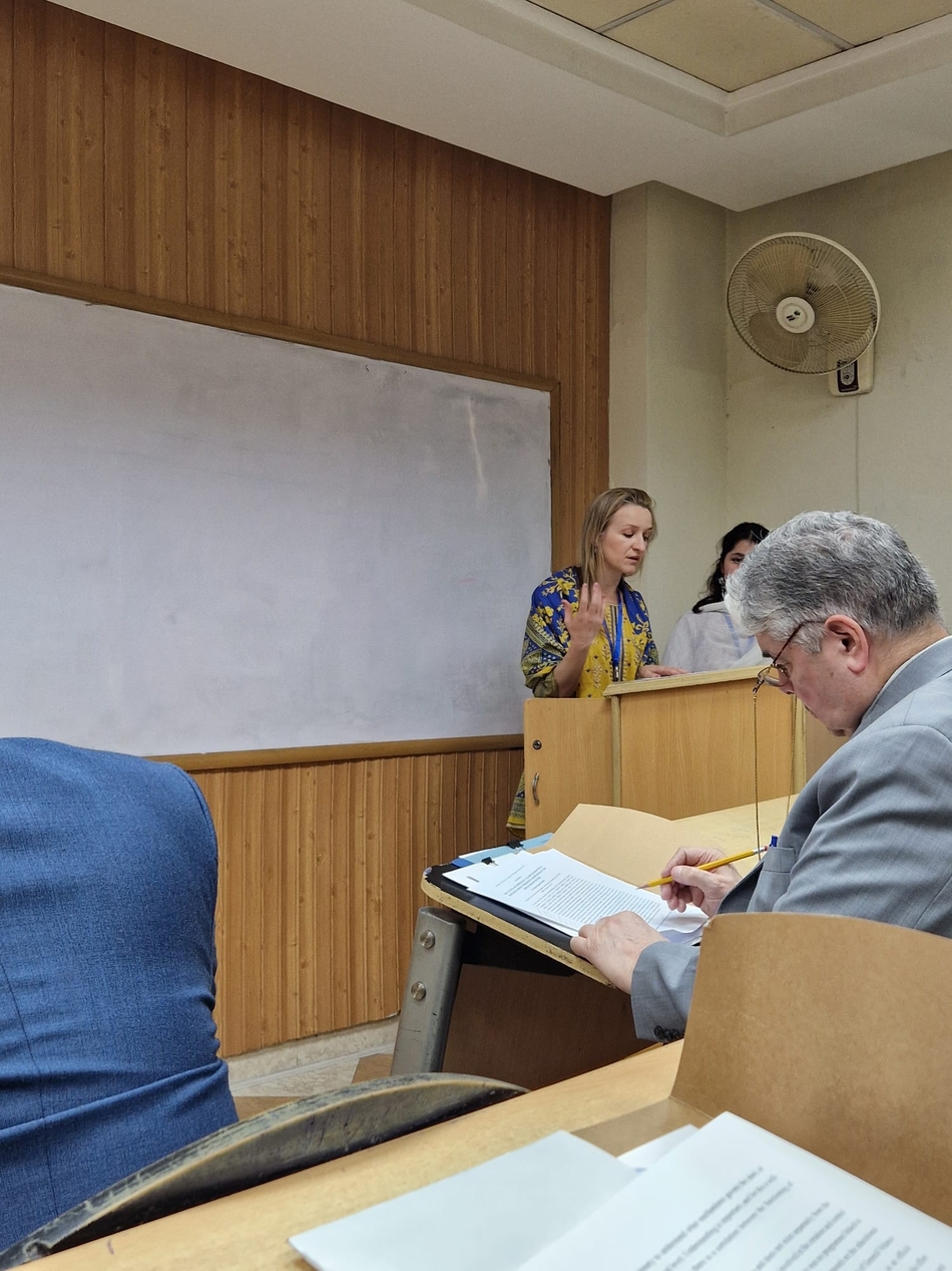dr Maria Eleonora Hebisz w trakcie wystąpienia na Międzynarodowej Konferencji na temat Współczesnych Wyzwań dla Demokracji organizowanej przez Wydział Nauk Humanistycznych i Społecznych Uniwersytetu Centralnego Pendżabu w Lahaur