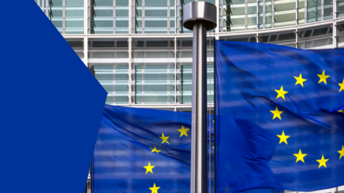 Reklama zachęcająca do pracy w instytucjach Unii Europejskiej: niebieskie tło z flagą UE, nowoczesny budynek w tle oraz polski tekst informujący o terminie zgłoszeń, wymaganiach i korzyściach pracy w UE.