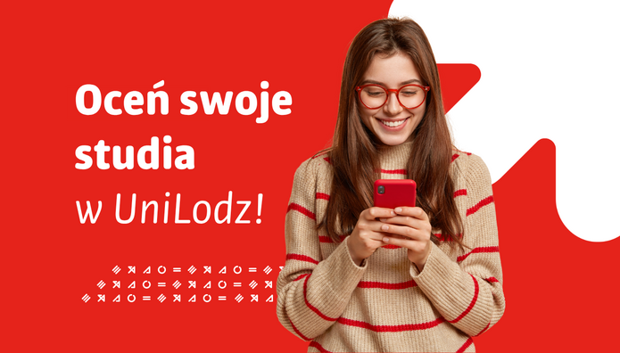 Grafika promująca ewaluację studiów na Uniwersytecie Łódzkim. Po prawej stronie znajduje się uśmiechnięta osoba w czerwonych okularach i jasnym swetrze w czerwone paski, patrząca na ekran czerwonego telefonu trzymanego w dłoniach. Tło utrzymane jest w charakterystycznej dla identyfikacji Uniwersytetu Łódzkiego kolorystyce – czerwieni i jasnej szarości – z dużymi abstrakcyjnymi kształtami. Po lewej stronie umieszczono duży biały napis: „Oceń swoje studia w UniLodz!”. Poniżej widoczne są dekoracyjne znaki graficzne. Całość ma lekki, nowoczesny i zachęcający charakter, odnoszący się do dzielenia się opinią i doświadczeniami ze studiowania.