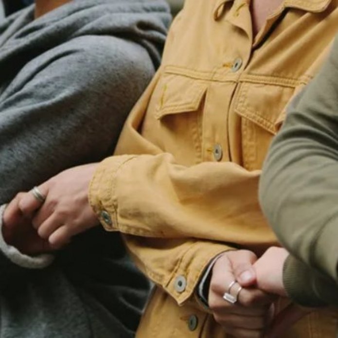 Sylwetki osób trzymających się za dłonie