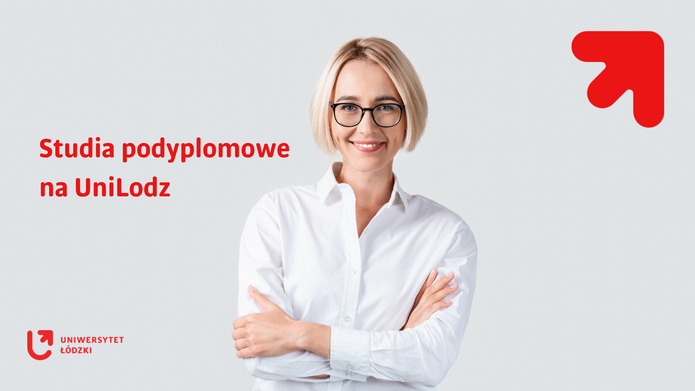 uśmiechnięta pani w białej koszuli