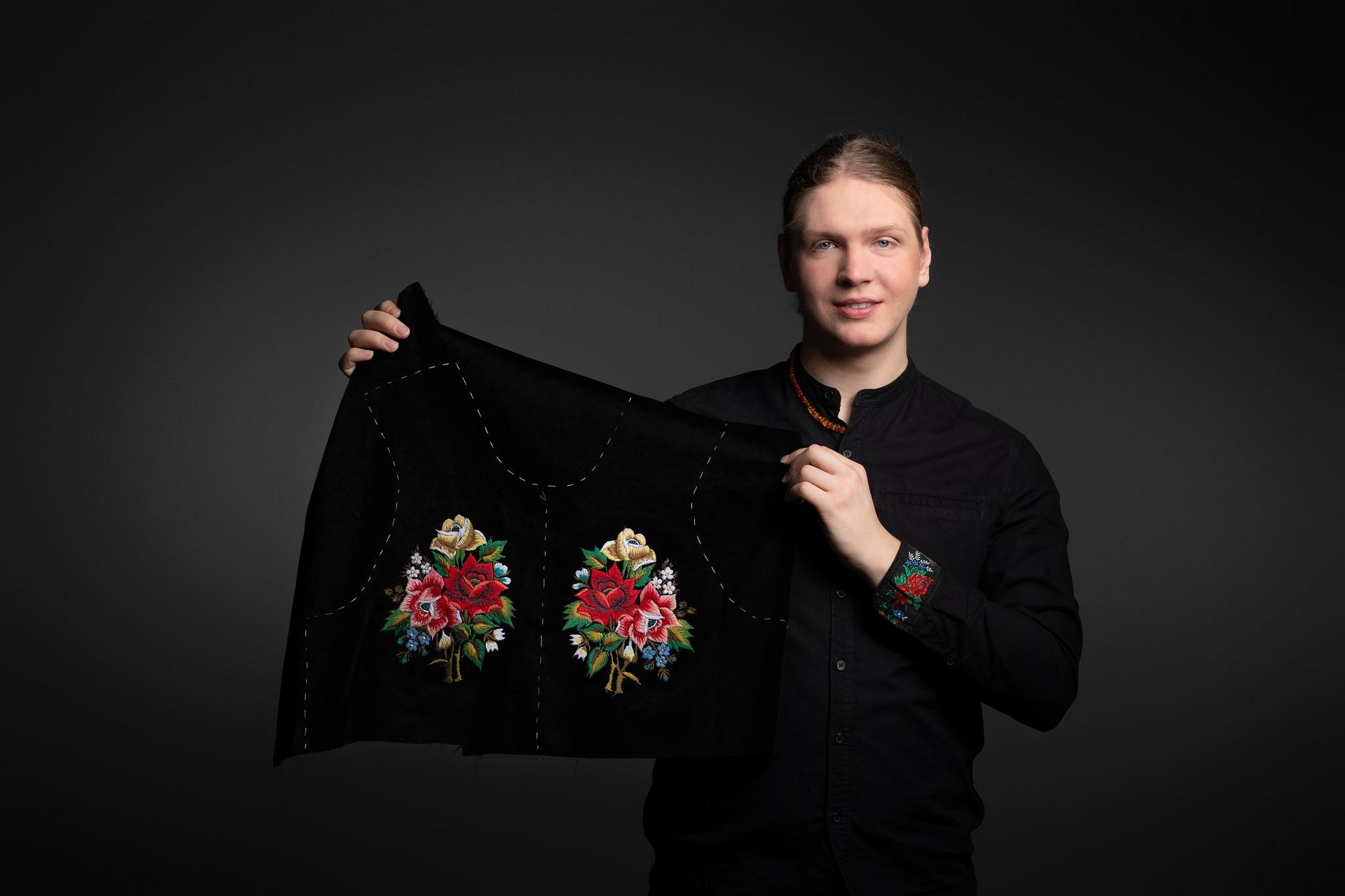 Piotr Pejski presenting a folk costume
