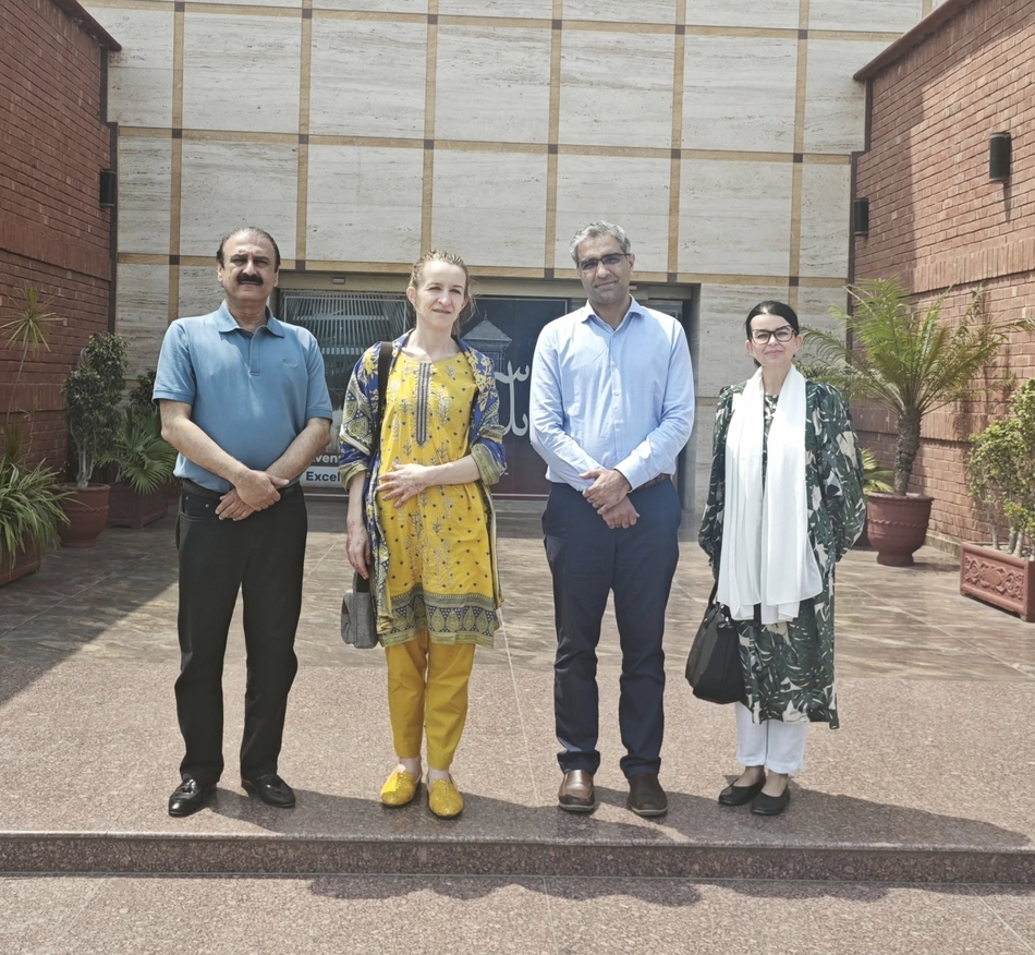 - Uniwersytet Centralnego Pendżabu w Lahaur (University of Central Punjab), od lewej: prof. dr Khalid Manzoor Butt, dziekan Wydziału Nauk Humanistycznych i Społecznych, dr Maria Eleonora Hebisz, prof. dr Hammad Naveed, rektor Uniwersytetu oraz mgr Anna Sumowska. 