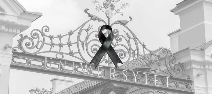 czarna żałobna wstążka na tle bramy UW