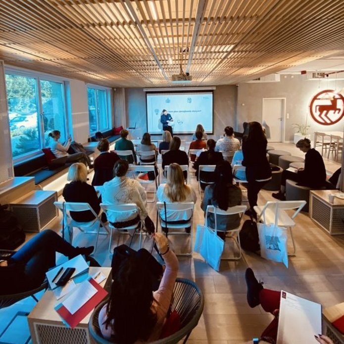 ludzie w strefie słuchający wykładu prelegenta