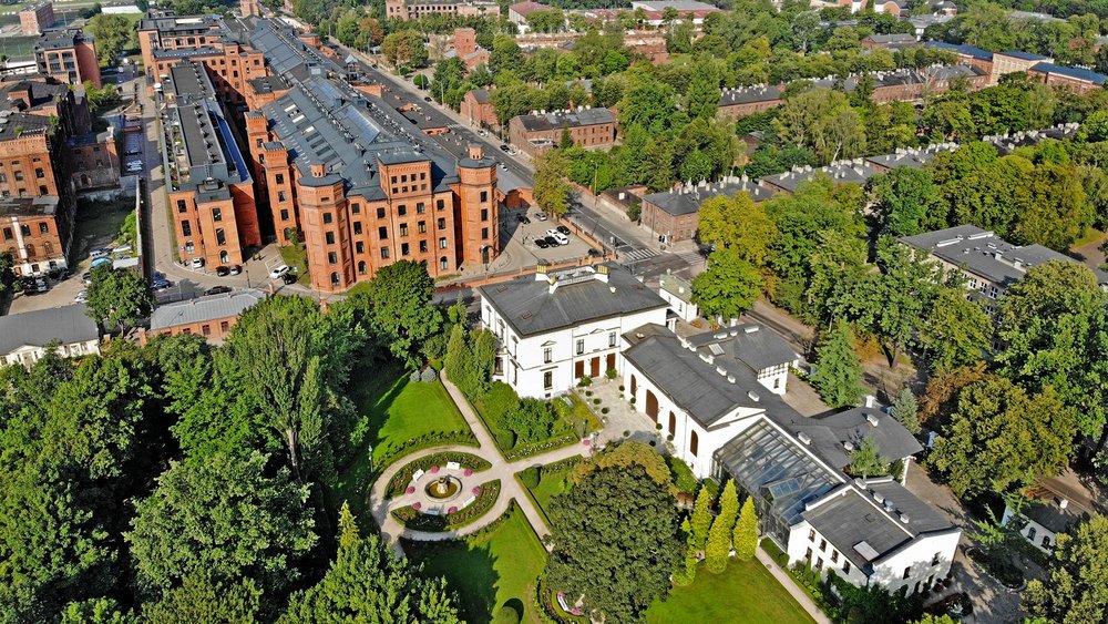 Łódź z lotu ptaka, w kadrze Pałac Herbsta i tereny zielone