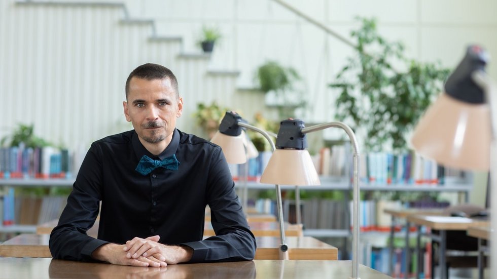 a portrait photo of dr hab. Krzysztof Pabis, Associate Professor at the University of Lodz