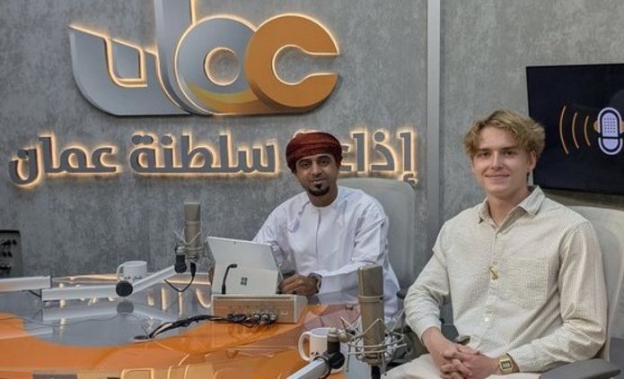 Hieronim Cieślak, student II roku studiów azjatyckich i sekretarz Studencko-Doktoranckiego Koła Naukowego Bliskiego Wschodu „Al-Maszrik” podczas audycji „Bilisan Arabi”