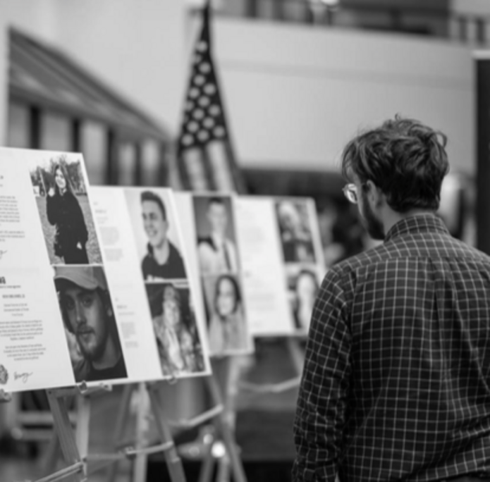 mężczyzna oglądający wystawę