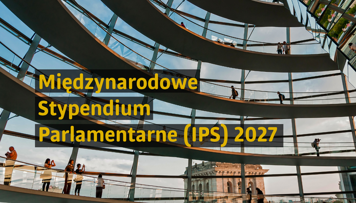 Grafika promująca Międzynarodowe Stypendium Parlamentarne (IPS) 2027. W tle znajduje się wnętrze nowoczesnego budynku z charakterystyczną szklaną kopułą i wielopoziomowymi, okrężnymi przejściami. Na poszczególnych kondygnacjach widoczne są sylwetki osób spacerujących i zatrzymujących się przy balustradach. Przez przeszklenia w dolnej części kadru widać fragment monumentalnego budynku miejskiego. Po lewej stronie, na półprzezroczystych czarnych polach, umieszczono żółty napis: „Międzynarodowe Stypendium Parlamentarne (IPS) 2027”. Całość utrzymana jest w nowoczesnym, międzynarodowym i akademickim charakterze, nawiązującym do instytucji parlamentarnych i mobilności edukacyjnej.