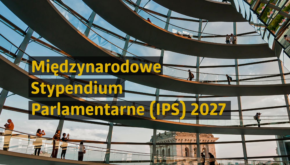 Grafika promująca Międzynarodowe Stypendium Parlamentarne (IPS) 2027. W tle znajduje się wnętrze nowoczesnego budynku z charakterystyczną szklaną kopułą i wielopoziomowymi, okrężnymi przejściami. Na poszczególnych kondygnacjach widoczne są sylwetki osób spacerujących i zatrzymujących się przy balustradach. Przez przeszklenia w dolnej części kadru widać fragment monumentalnego budynku miejskiego. Po lewej stronie, na półprzezroczystych czarnych polach, umieszczono żółty napis: „Międzynarodowe Stypendium Parlamentarne (IPS) 2027”. Całość utrzymana jest w nowoczesnym, międzynarodowym i akademickim charakterze, nawiązującym do instytucji parlamentarnych i mobilności edukacyjnej.