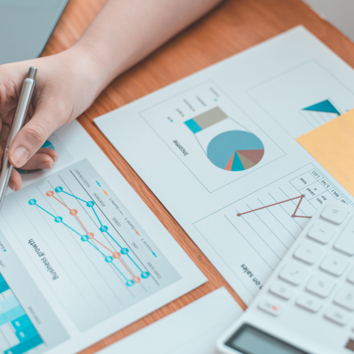 wykresy na kartkach papieru, zdjęcie poglądowe