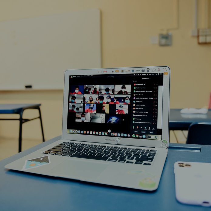 Włączony laptop, na ekranie aplikacja do telekonferencji. Zdjęcie poglądowe.