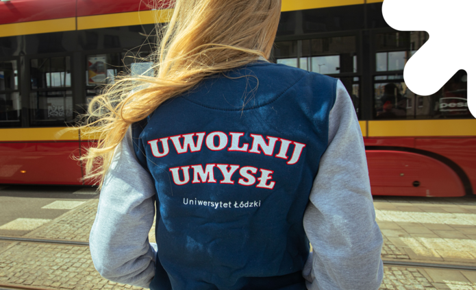 Kobieta w bluzie "Uwolnij Umysł"