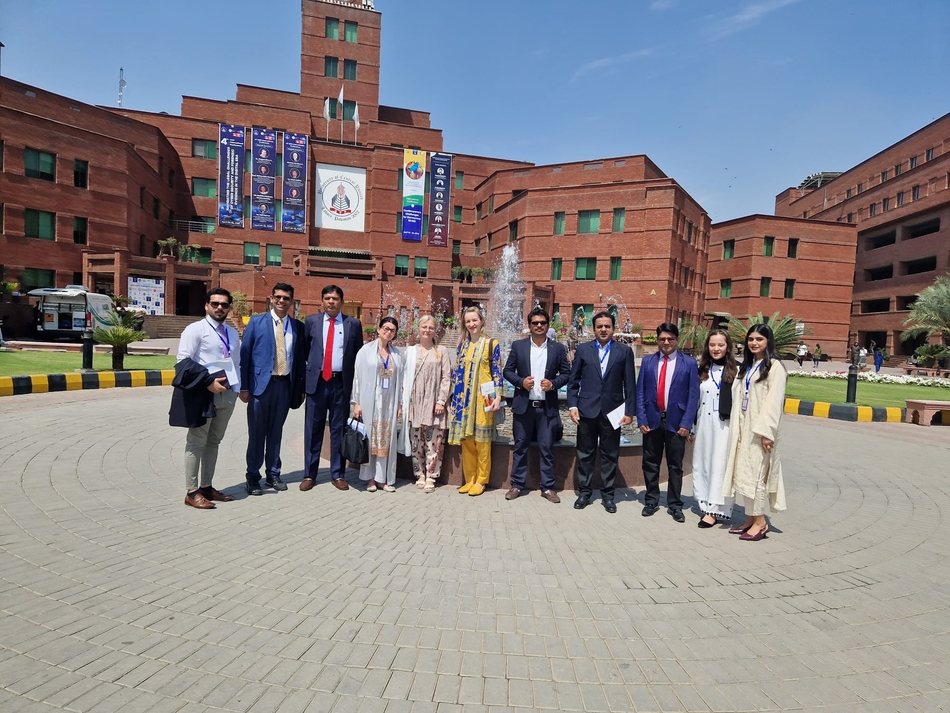 prelegenci i zaproszeni goście przed otwarciem Międzynarodowej Konferencji na temat Współczesnych Wyzwań dla Demokracji. Od lewej: Anish Mishra (Heidelberg University), dr Muhammad Aslam Faiz (Ghazi University, Dera Ghazi Khan), mgr Anna Sumowska (Wyższa Szkoła Zawodowa w Poznaniu), mgr Joanna Kusy, dr Maria Eleonora Hebisz, Hasnain Shabbir (University of Gujrat), Khizar Hayat (Islama University of Bahawalpur), Tariq Khan (Institute of Global Dialogue) oraz studenci zaangażowani w organizację konferencji. 