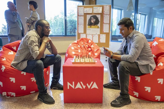 studenci grający w szachy przy Welcome Point