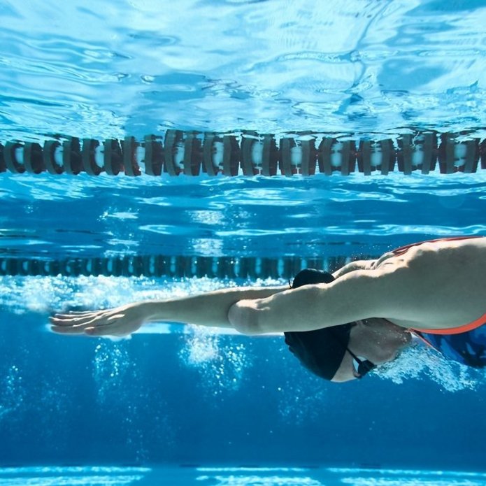 Osoba z niepełnosprawnością podczas aktywności na pływalni 