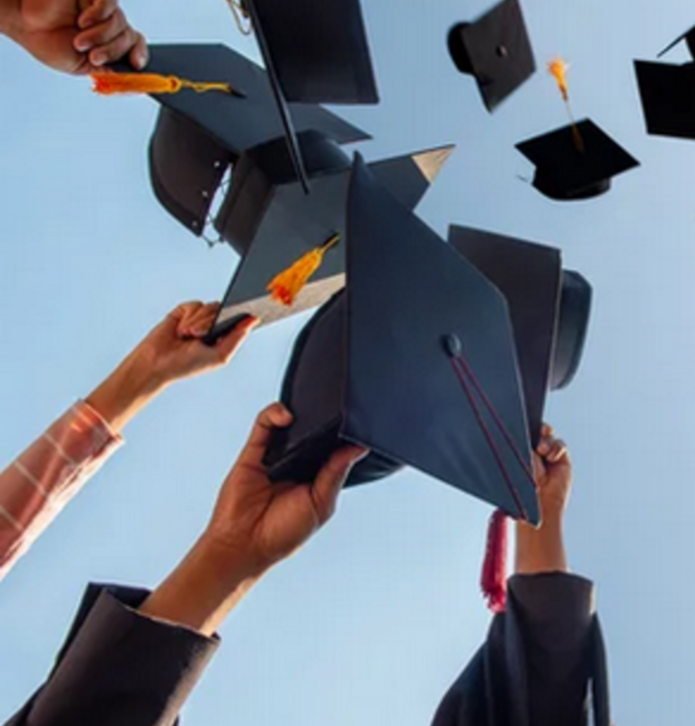 Absolwenci podrzucają birety