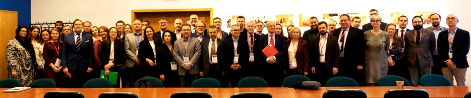 panoramiczne zdjęcie uczestników konferencji