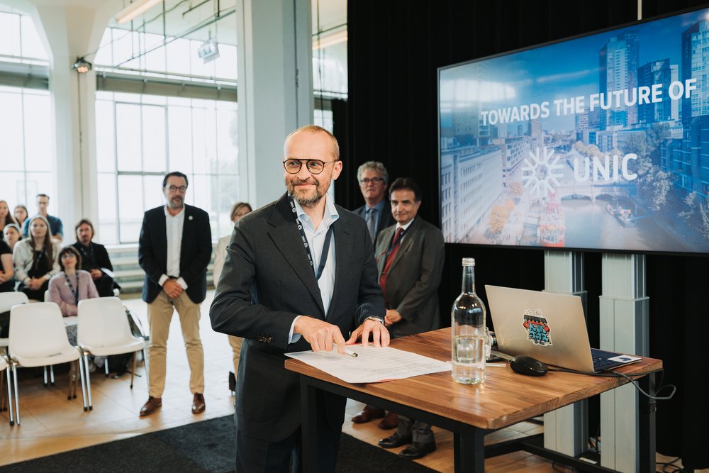 prof. Łukasz Bogucki podczas podpisywania nowego memorandum of understanding (dla UNIC 2.0)