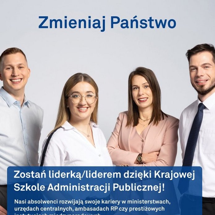 Grafika promująca rekrutację do Krajowej Szkoły Administracji Publicznej (KSAP). Na jasnym tle stoją cztery osoby ubrane w stylu biznesowym i półformalnym, zwrócone w stronę odbiorcy. W górnej części znajduje się hasło: „Zmieniaj Państwo”. Pośrodku, na granatowym polu tekstowym, umieszczono komunikat zachęcający do udziału w rekrutacji do KSAP oraz informację, że absolwentki i absolwenci rozwijają kariery m.in. w ministerstwach, urzędach centralnych, ambasadach i instytucjach międzynarodowych. W dolnej części podano termin naboru: od 4 maja do 24 lipca 2026 r. W lewym górnym rogu widoczne jest logo KSAP. Całość utrzymana jest w profesjonalnym i nowoczesnym charakterze, podkreślającym rozwój kariery w administracji publicznej.