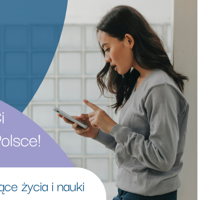 Grafika w kolorach fioletu i niebieskiego promuje ogólnoeuropejskie badanie EUROSTUDENT. Na lewym planie na zaokrąglonych polach tekst: „Hej! A co u Ciebie? Opowiedz nam, jak Ci się żyje i studiuje w Polsce!” oraz informacja „Największe badanie dotyczące życia i nauki studentów w Europie. Wypełnij ankietę: https://pbs.pl/eurostudent”. Na prawym zdjęcie młodej kobiety w szarej bluzie, opartej o ścianę, patrzącej na smartfon. U dołu widoczne dane kontaktowe (eurostudent@pbs.pl, infolinia) oraz logotypy Ministerstwa Nauki i Szkolnictwa Wyższego, agencji PBS i znak „35” upamiętniający lata działalności PBS.