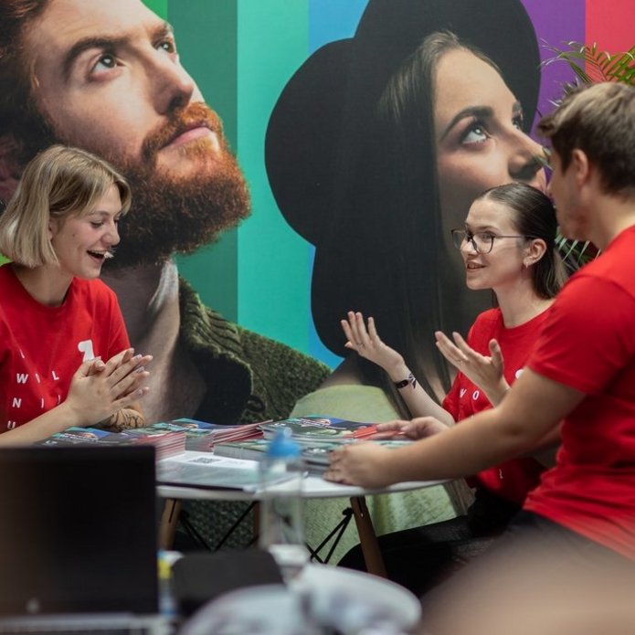 trójka studentów rozmawia  