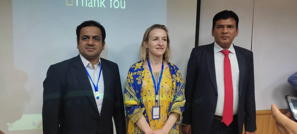 od lewej prelegenci po zakończeniu swoich wystąpień: Khizar Hayat (Islama University of Bahawalpur), dr Maria Eleonora Hebisz, dr Muhammad Aslam Faiz (Ghazi University, Dera Ghazi Khan). 
