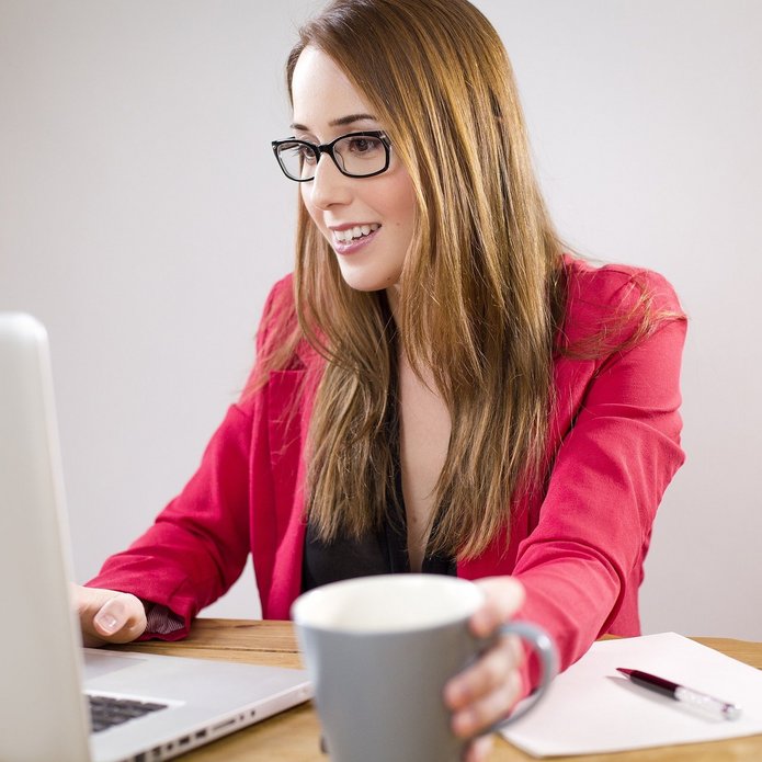 Kobieta pracująca na laptopie. Zdjęcie poglądowe.